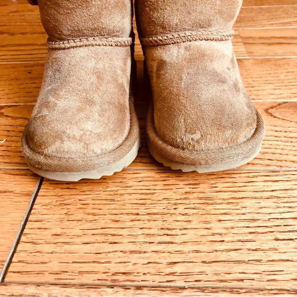 UGG Unisex-Child T Bailey Button II Tan Sheepskin Boots Wool Trim Girl’s Size 6 - Picture 8 of 12